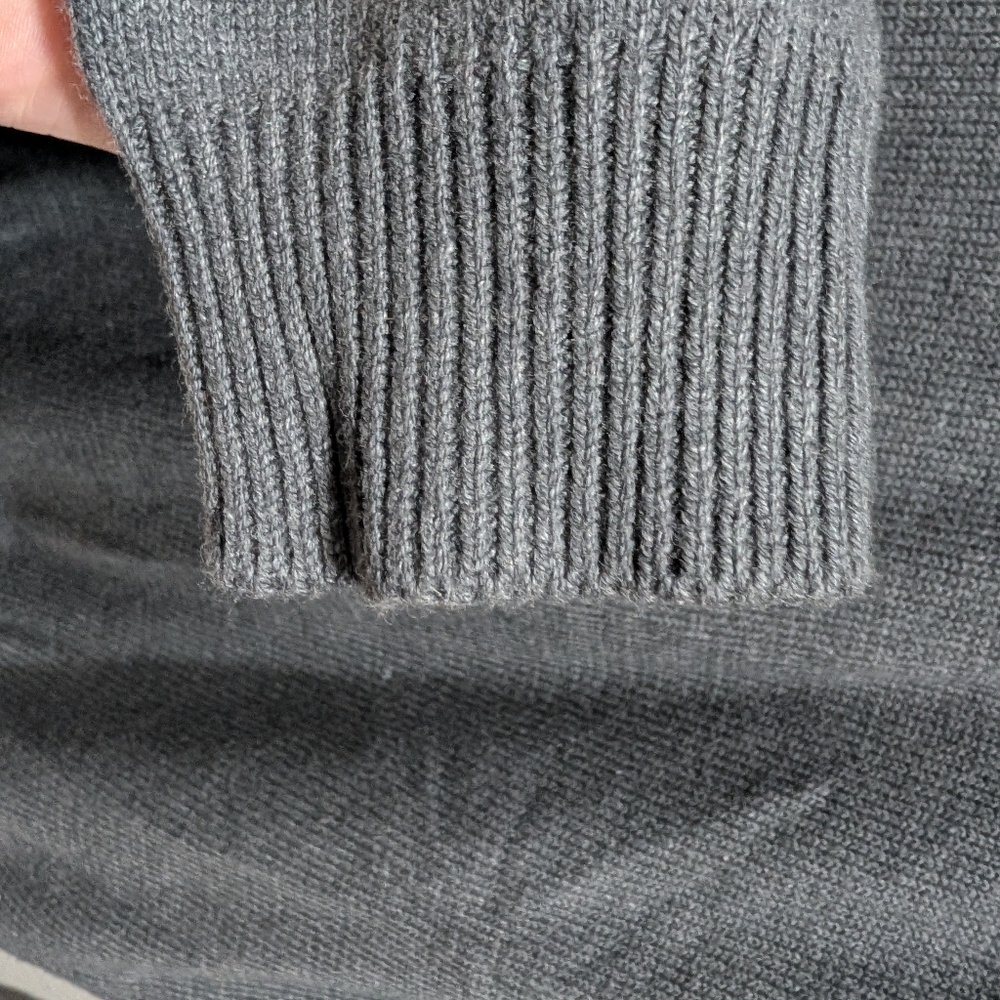 IZOD Men's Gray V-Neck Sweater - Picture 6 of 8